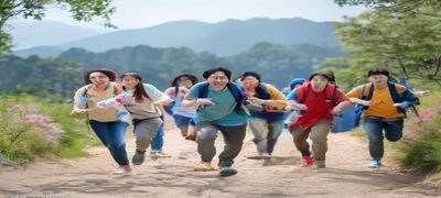 韩综《Running Man 2026》综艺截图，成员在济州岛奔跑游戏，欢乐氛围，日韩在线综艺高清中字
