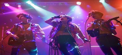 K-pop音乐MV截图，韩国偶像团体在霓虹灯舞台上热力演出，日韩在线音乐专区高清MV